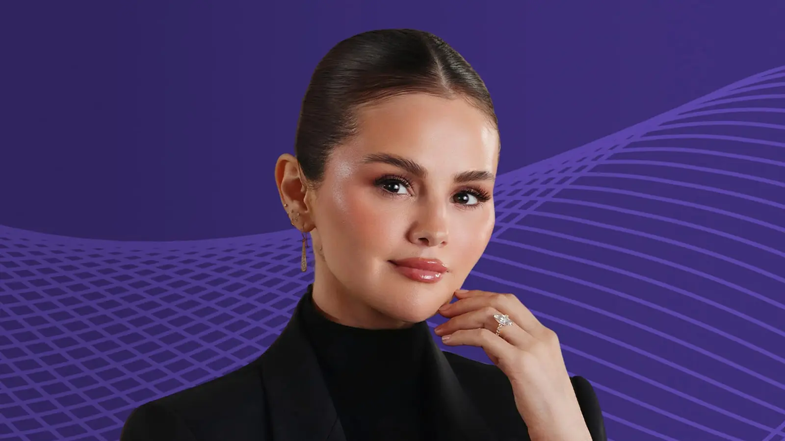 چهره سلنا گومز (Selena Gomez) با آرایش ملایم و لباس مشکی