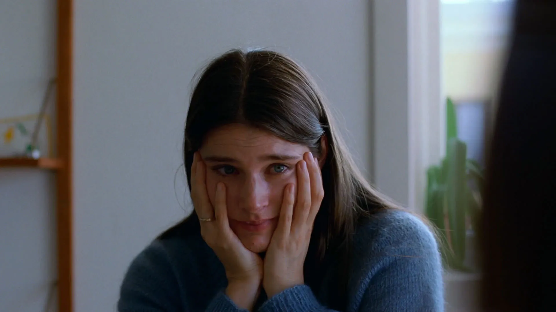 اینگا ایبسدوتر لیلیاس گریه می‌کند در فیلم ارزش عاطفی یواکیم تریه 