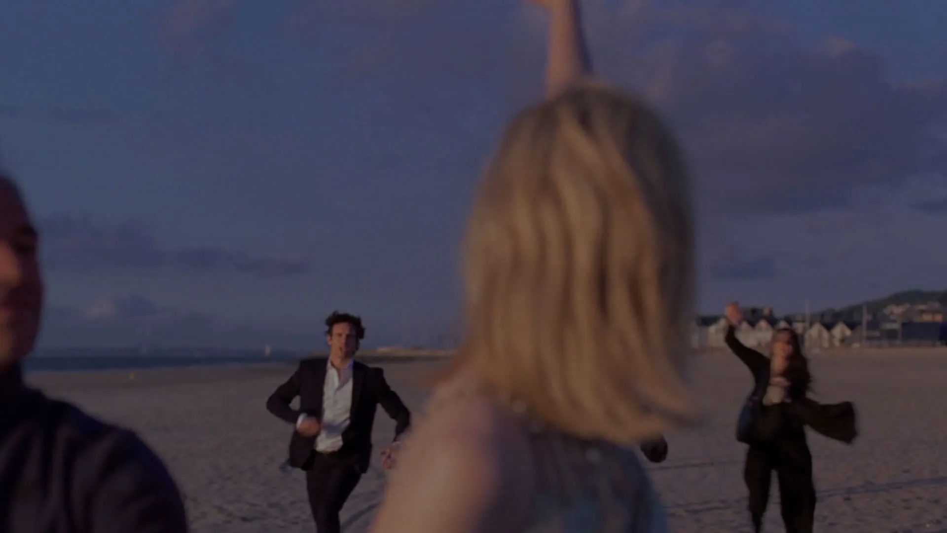 ال فنینگ در ساحل سوار بر کالسکه دور می‌شود در حالی که دو نفر تعقیبش میکنند در فیلم ارزش عاطفی یواکیم تریه