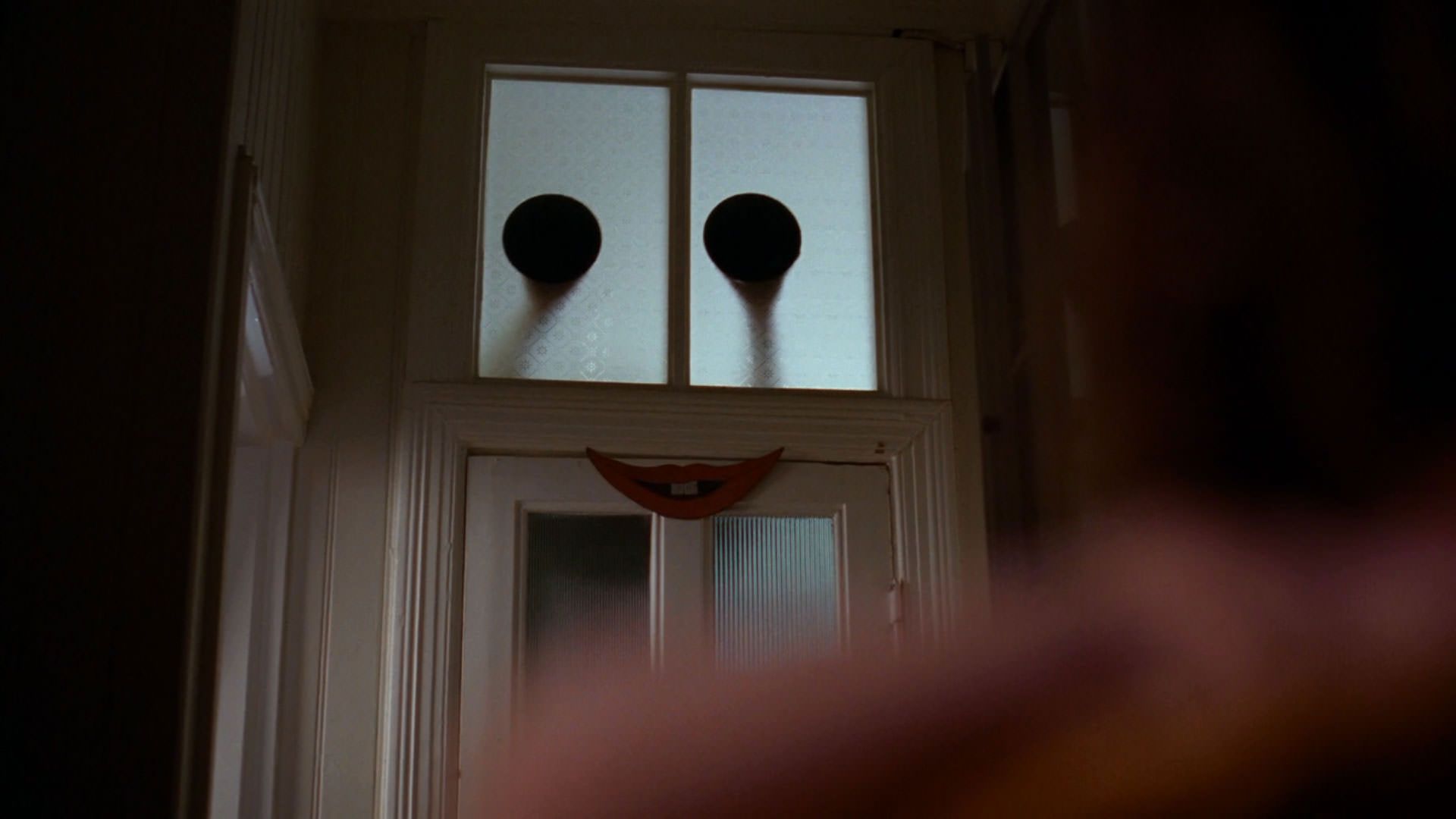 شکلی شبیه به دو چشم و یک دهان روی یک در تشکیل شده است در فیلم ارزش عاطفی یواکیم تریه