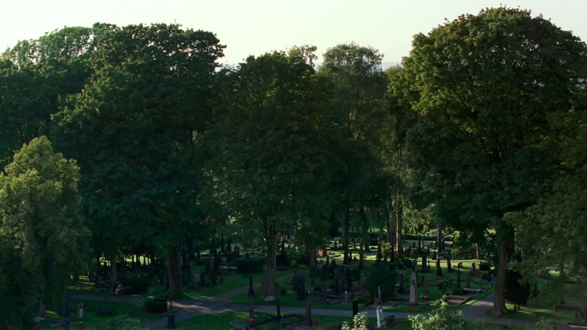 یک قبرستان در شهر اسلو نروژ در فیلم ارزش عاطفی یواکیم تریه