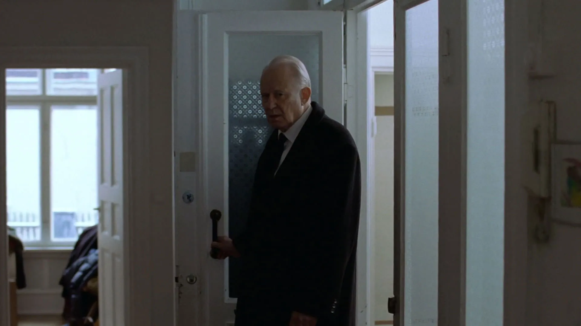 استلان اسکارزگارد با لباسی سیاه به خانه‌ای وارد می‌شود در فیلم ارزش عاطفی یواکیم تریه