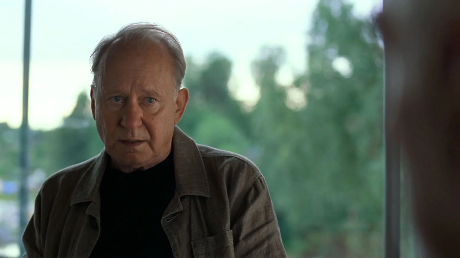 استلان اسکارزگارد نگاهی غمگین دارد در فیلم ارزش عاطفی یواکیم تریه