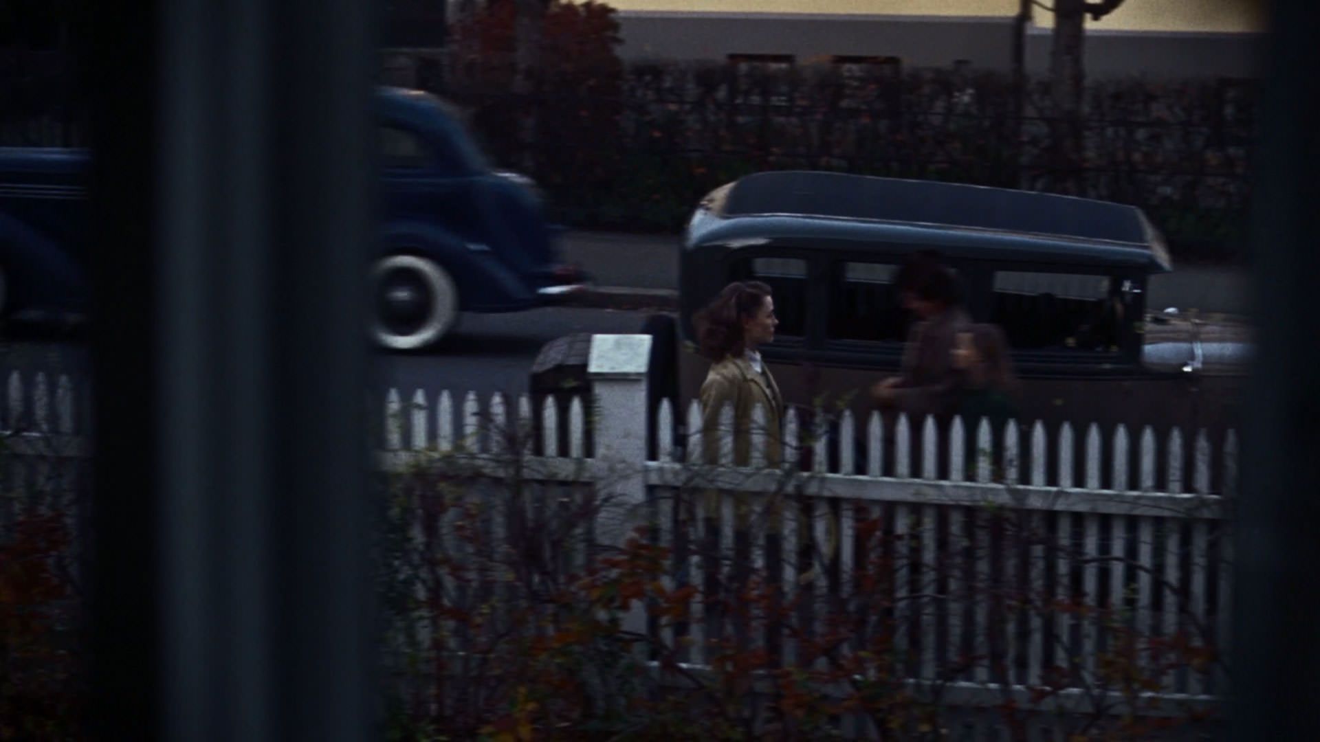 ماشین های قدیمی داخل کوچه را از پشت پنجره یک خانه می‌بینیم در فیلم ارزش عاطفی یواکیم تریه