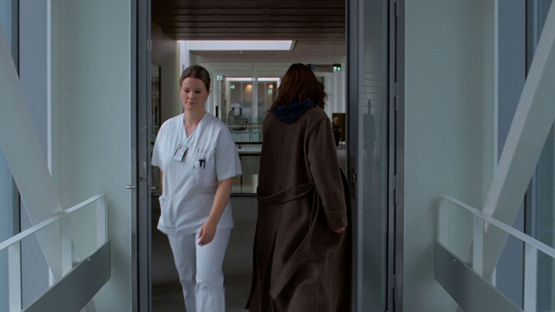 زنی به یک بیمارستان وارد می‌شود در فیلم ارزش عاطفی یواکیم تریه