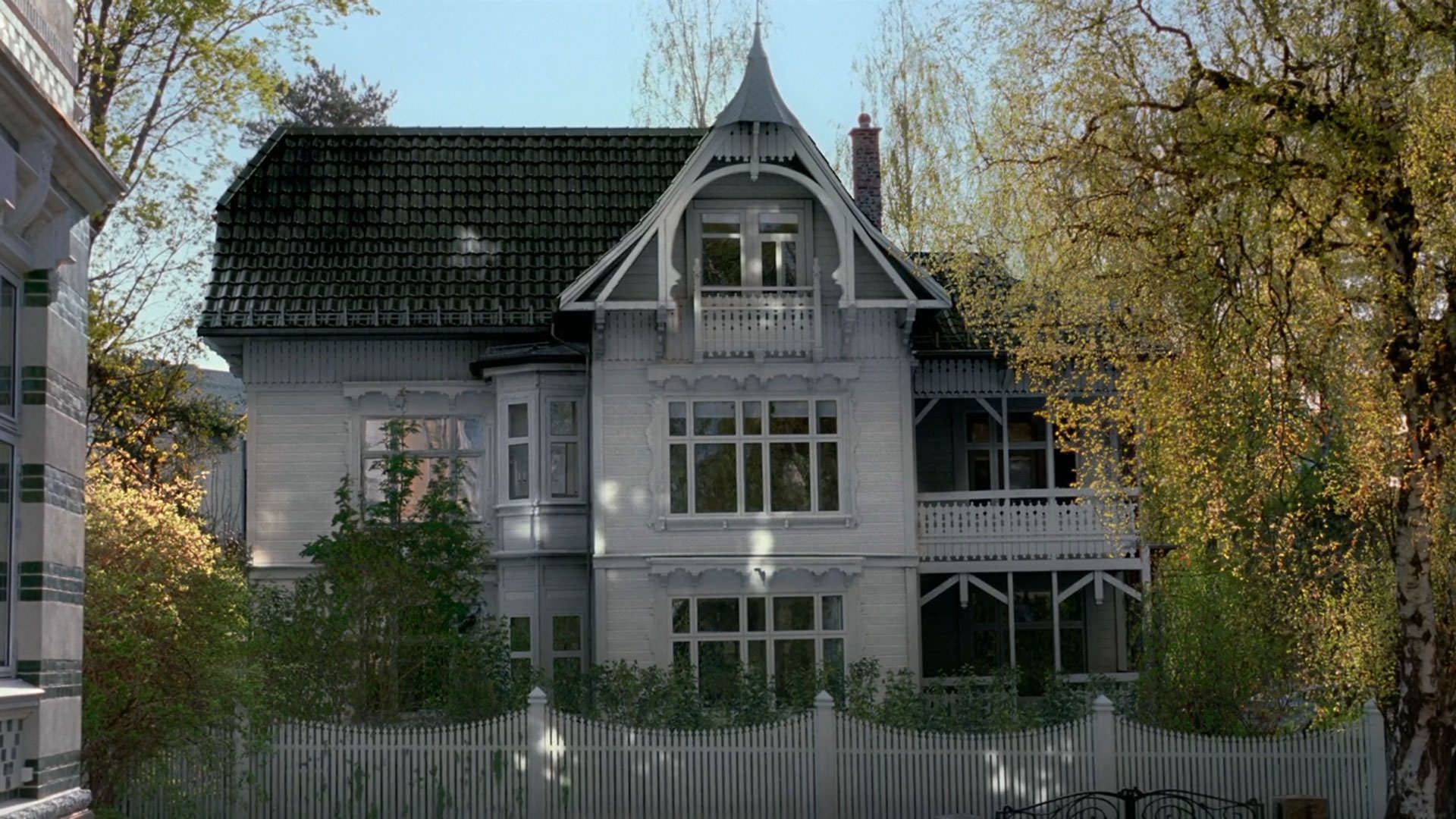 یک خانه به رنگ سفید در فیلم ارزش عاطفی یواکیم تریه