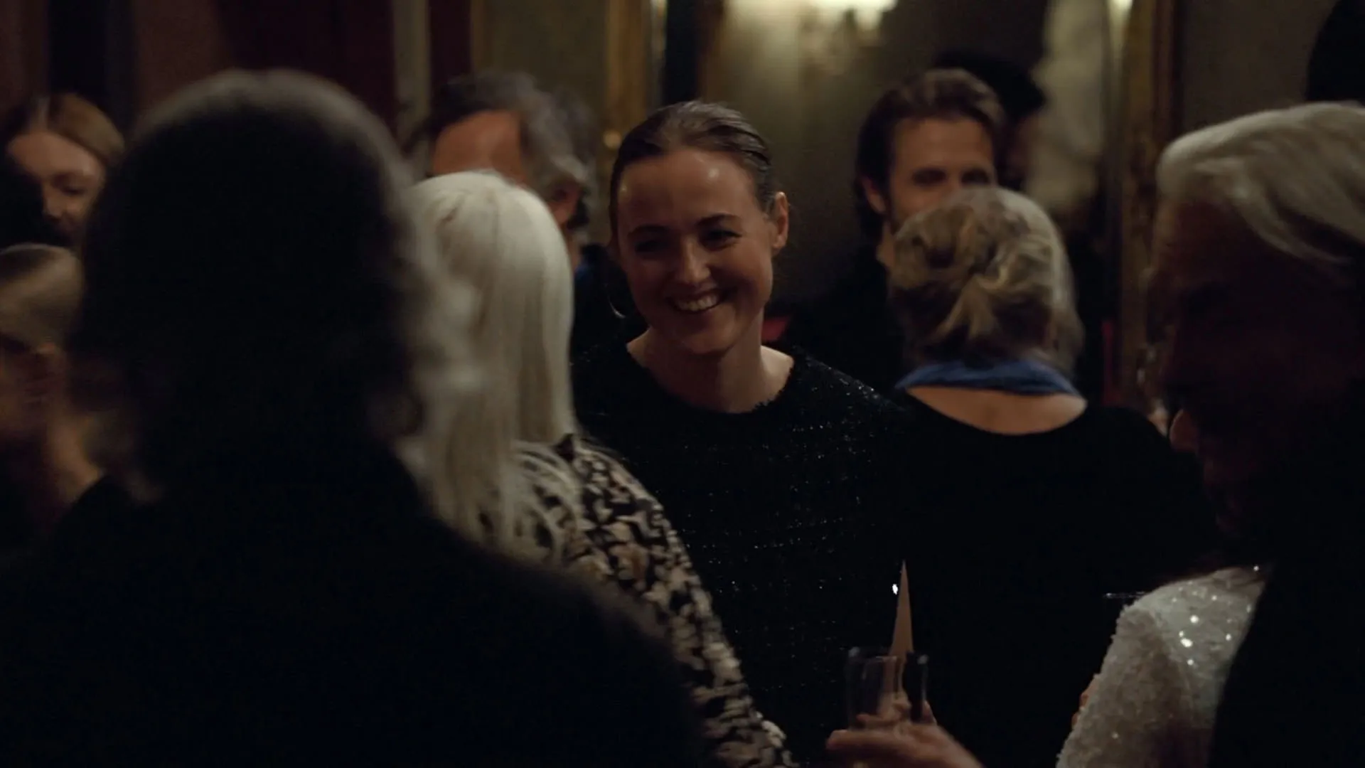 رناته رینسوه در میان جمعیت می‌خندد در فیلم ارزش عاطفی یواکیم تریه