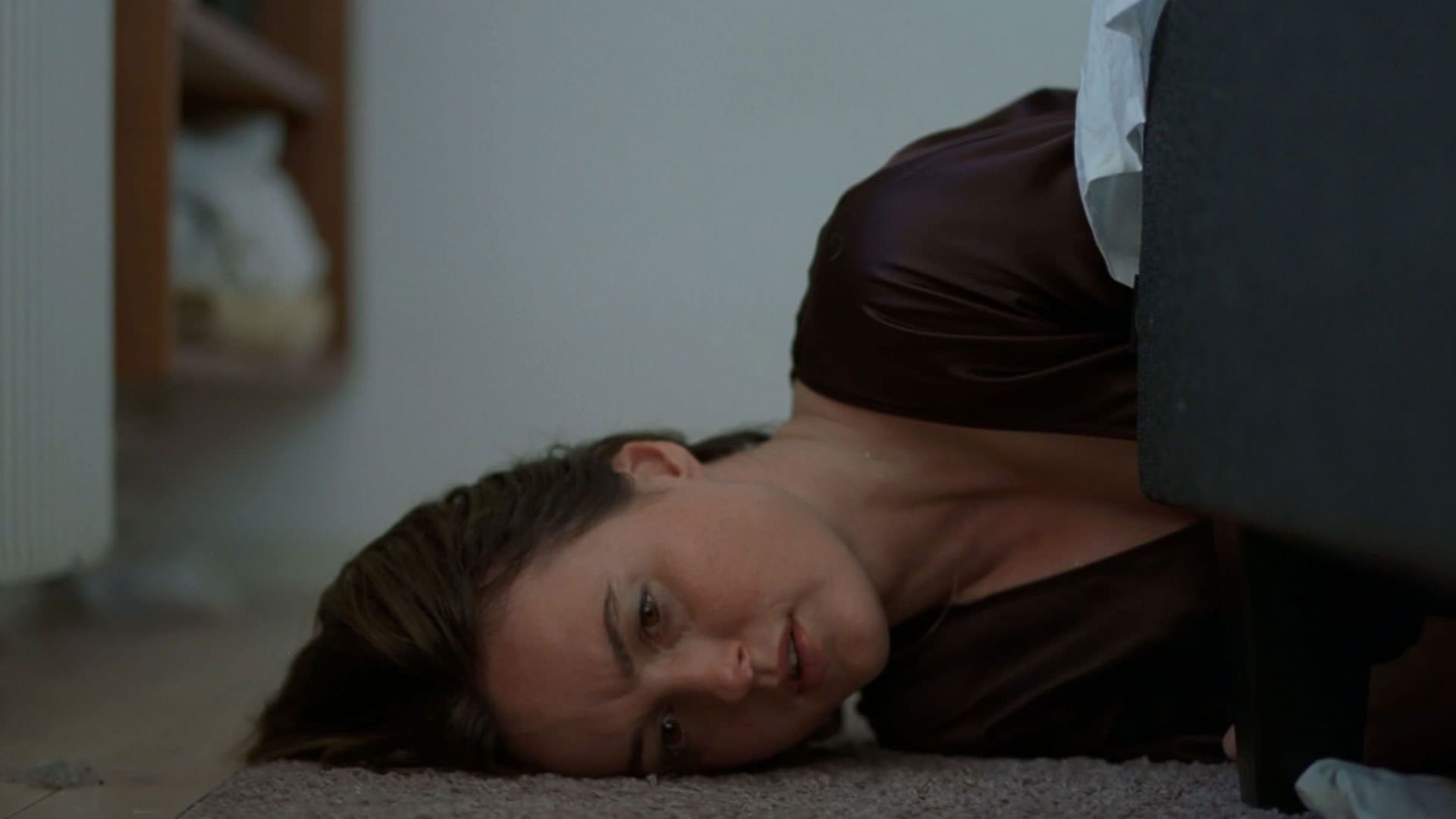 رناته رینسوه غمگین روی زمین دراز کشیده است در فیلم ارزش عاطفی یواکیم تریه