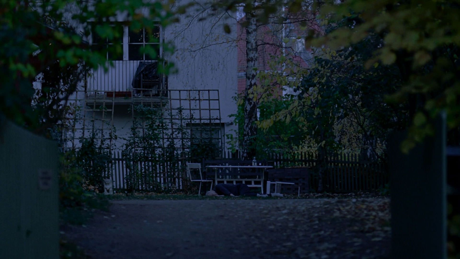 استلان اسکارزگارد رو زمین افتاده است در فیلم ارزش عاطفی یواکیم تریه