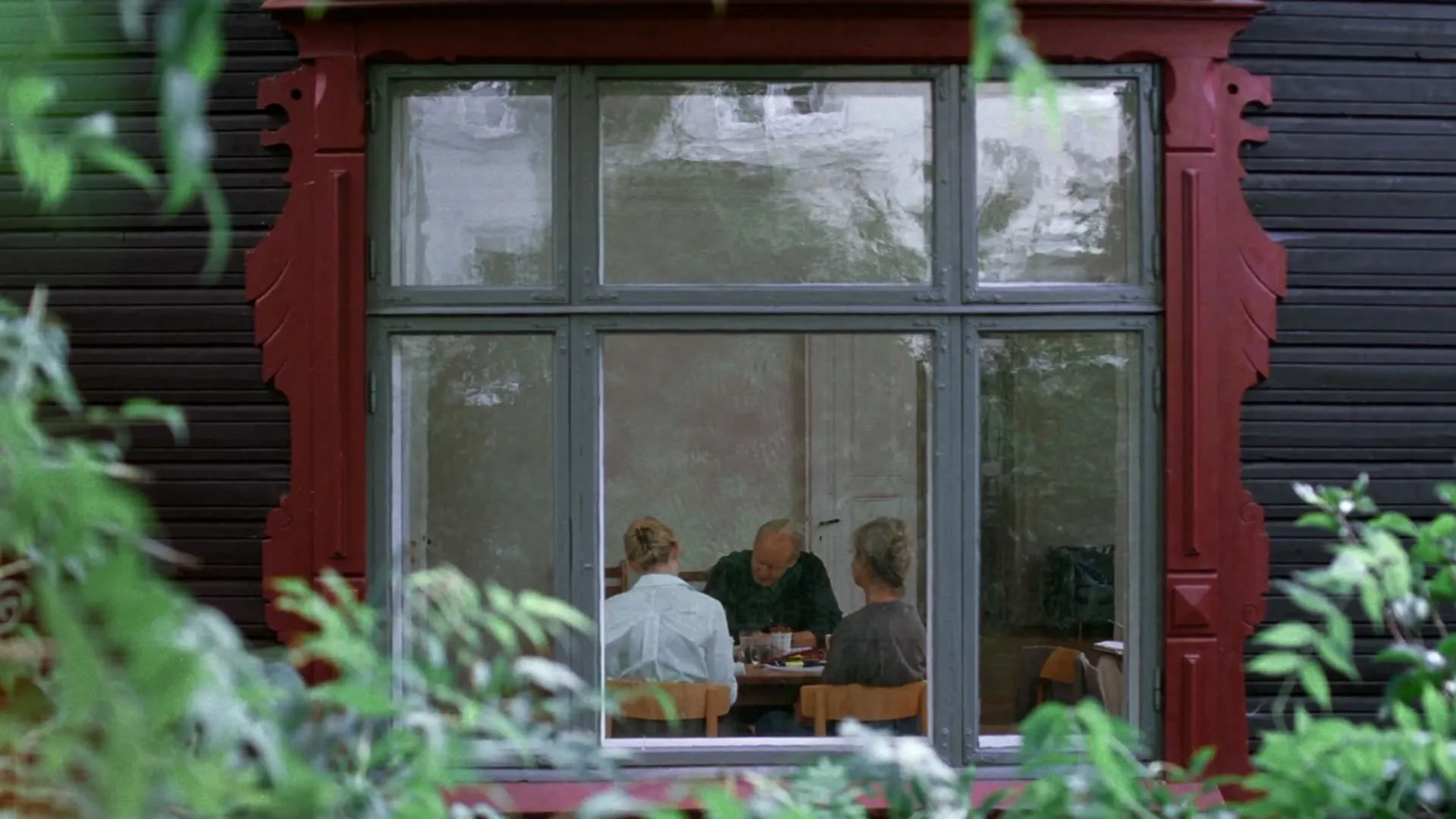 از بیرون یک خانه اهالی آن خانه را می‌بینیم در فیلم ارزش عاطفی یواکیم تریه