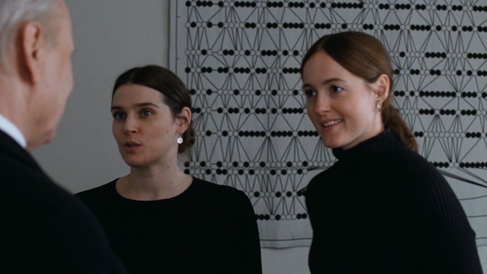 رناته رینسوه و اینگا ایبسدوتر لیلیاس مشکی پوش کنار هم ایستاده اند در فیلم ارزش عاطفی یواکیم تریه