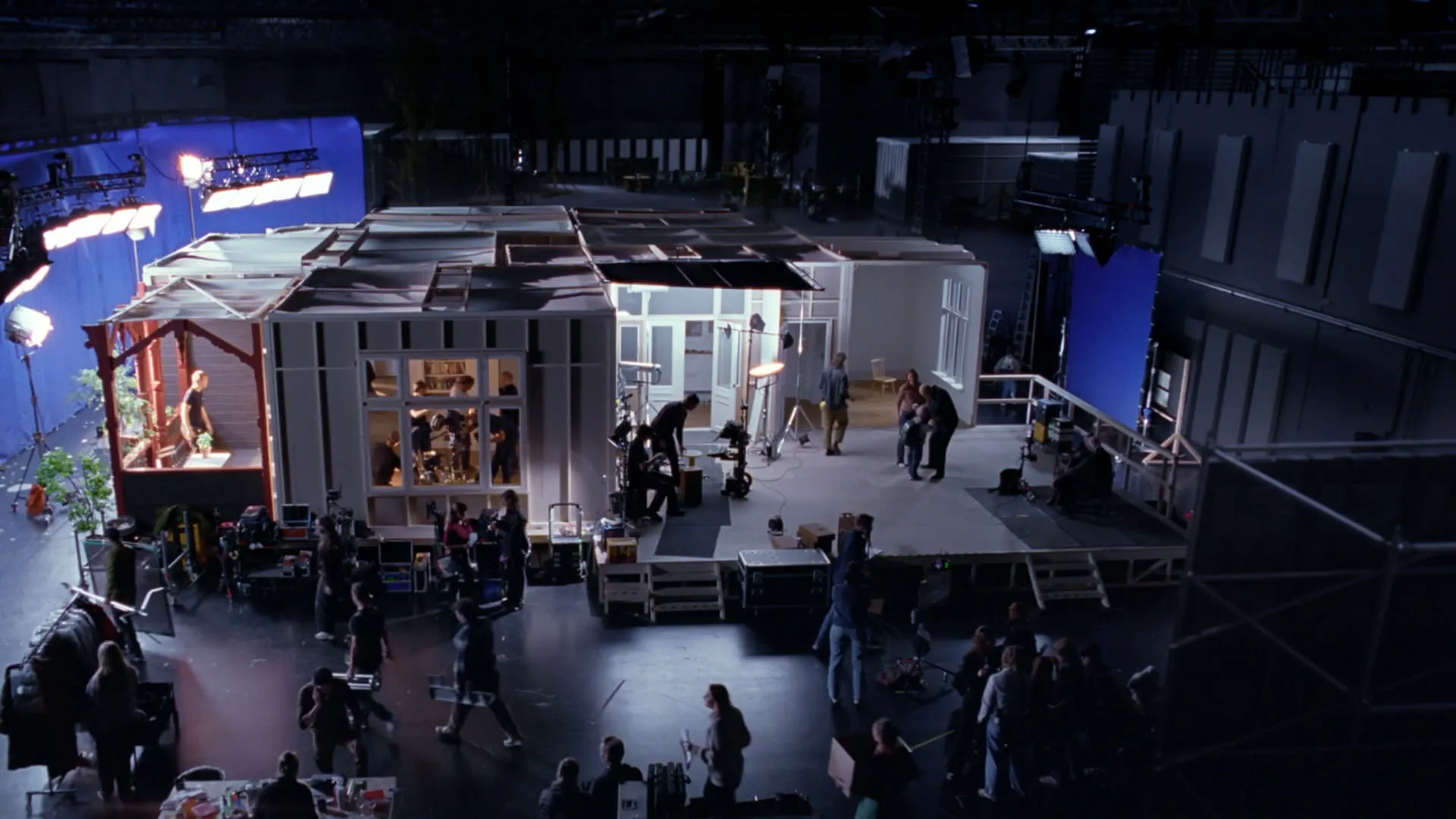 نمایی باز از یک استودیو که خانه‌ای را در آن بنا کرده‌اند در فیلم ارزش عاطفی یواکیم تریه