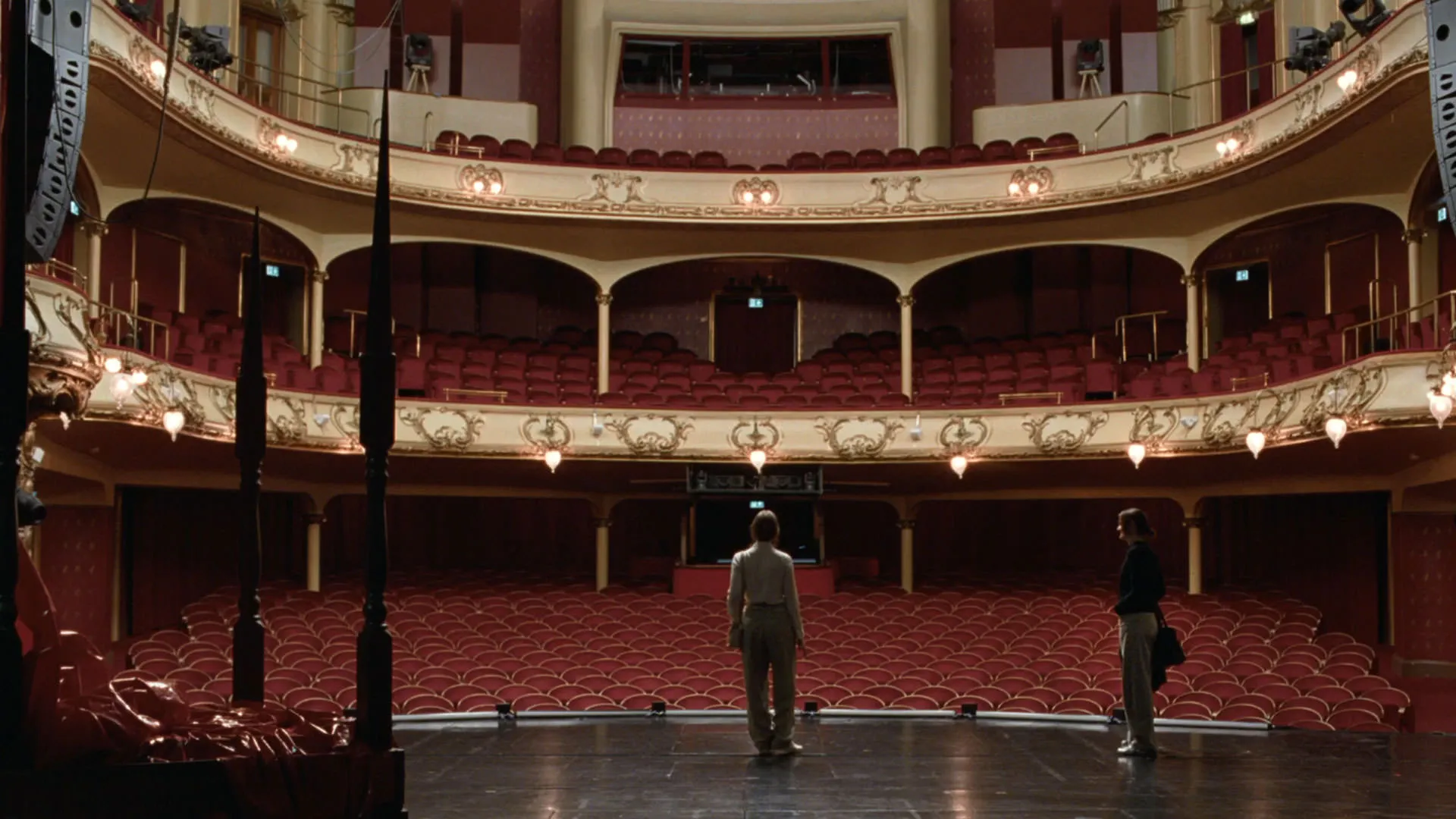 سالن بزرگ تئاتر با صندلی‌هایی سرخ در فیلم ارزش عاطفی یواکیم تریه