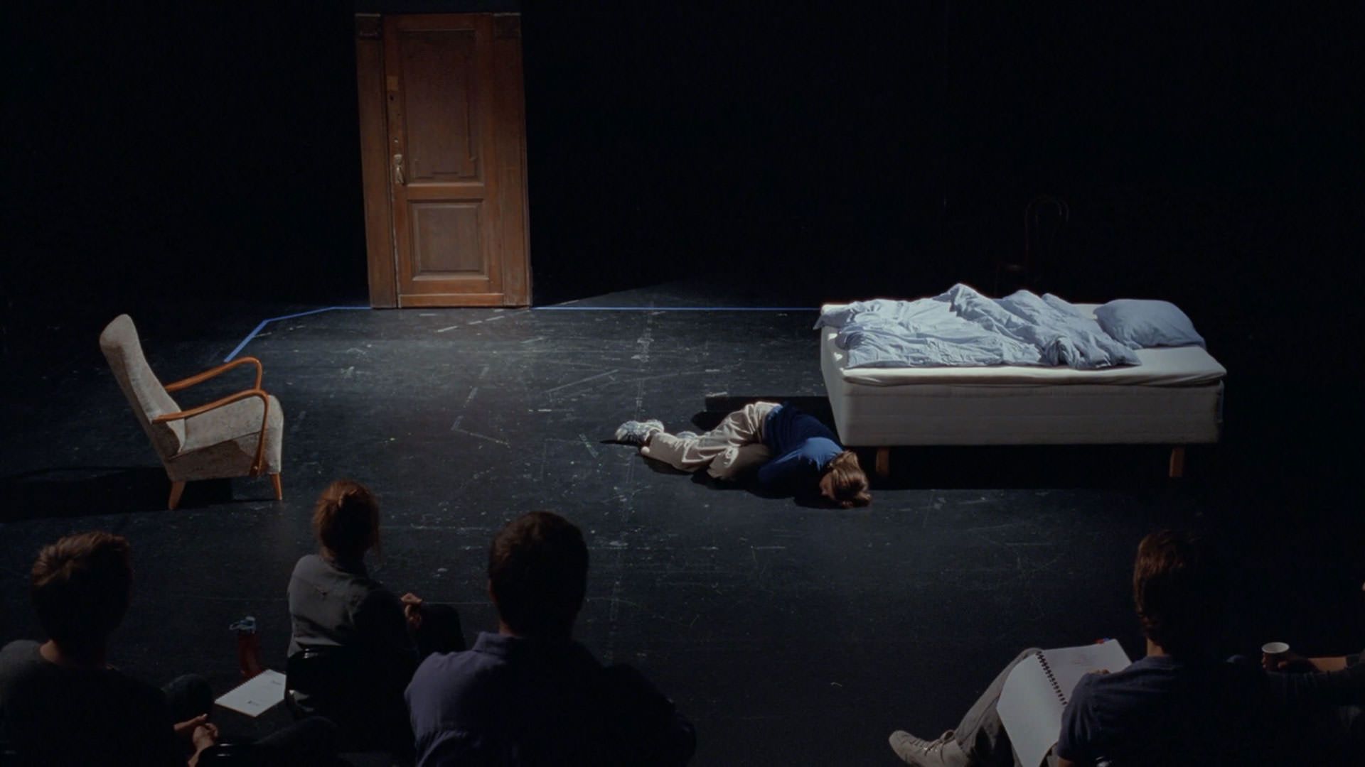 رناته رینسوه در تمرین تئاتر کنار تخت افتاده است در فیلم ارزش عاطفی یواکیم تریه