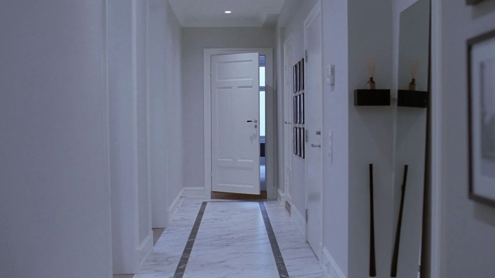 راهرویی مدرن و سفید در فیلم ارزش عاطفی یواکیم تریه