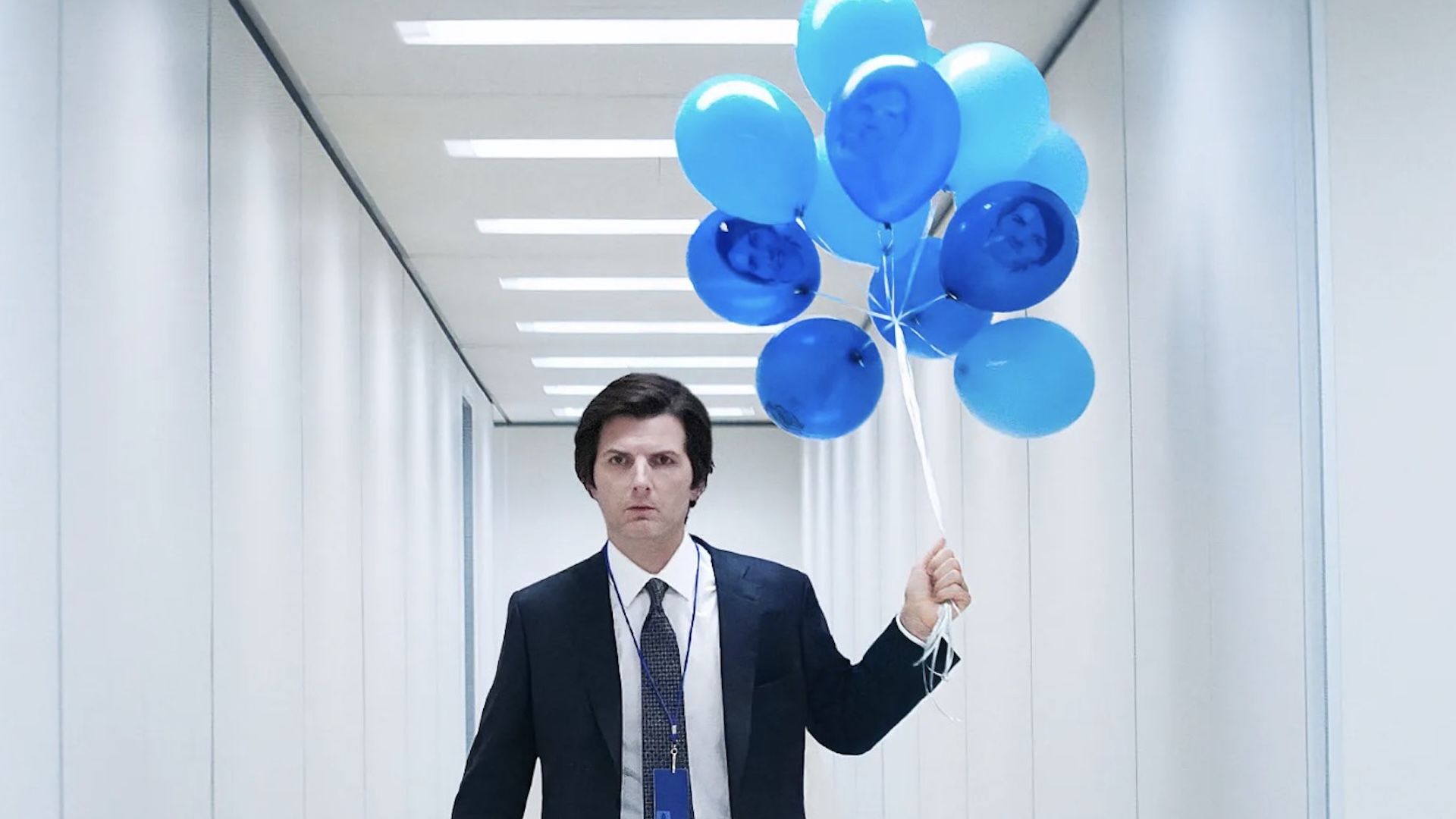 آدام اسکات و بادکنک‌های آبی رنگ در سریال Severance 