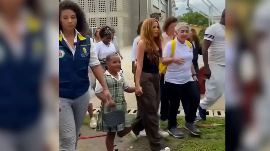 شکیرا (Shakira) در حال قدم زدن در کنار کودکان و همراهان در کلمبیا