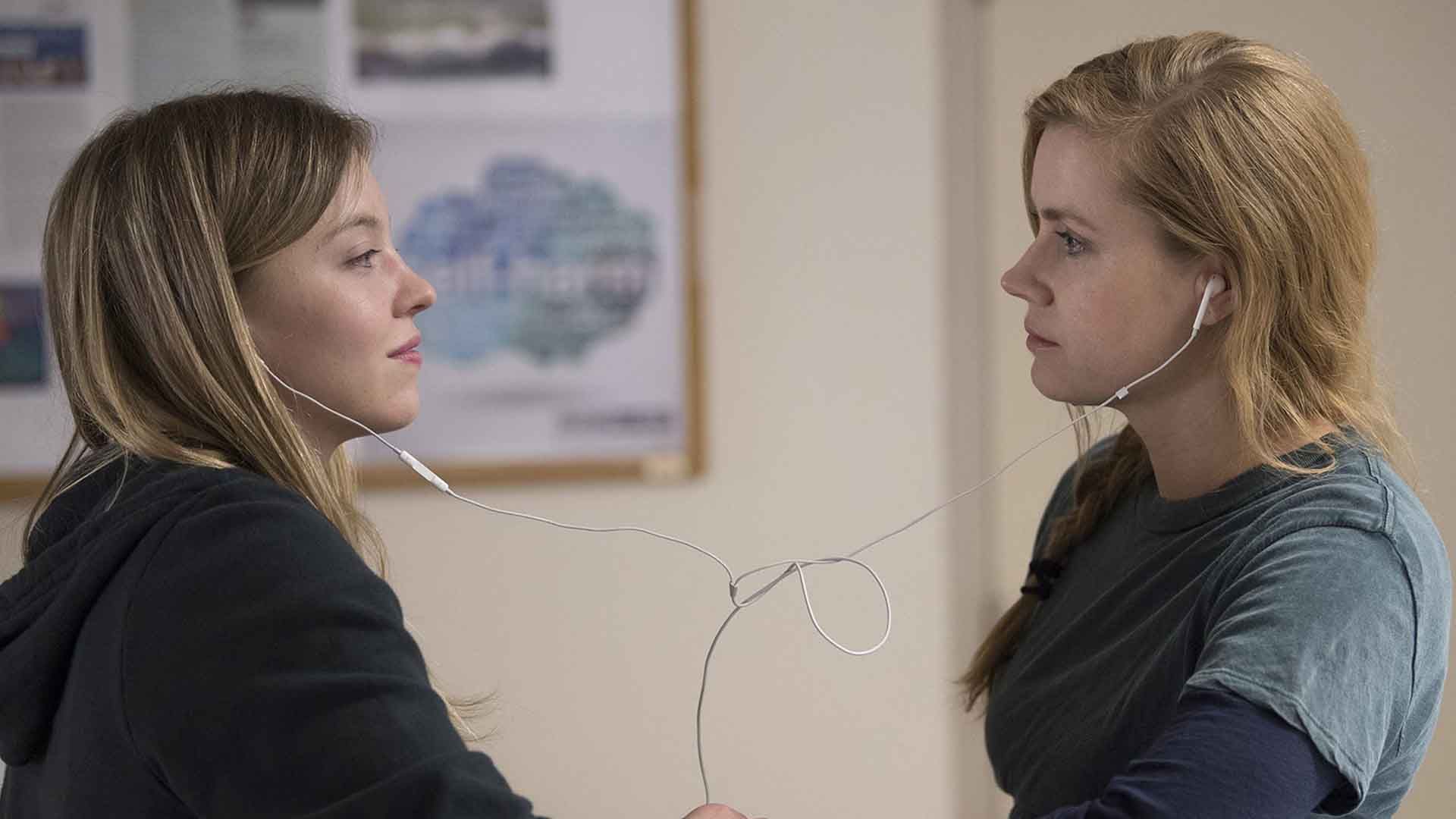 ایمی آدامز و سیدنی سوئینی در سریال Sharp Objects