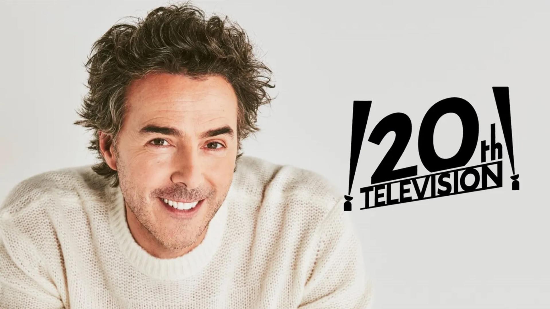 شاون لوی (Shawn Levy) کارگردان سریال استرنجر تینگز در کنار لوگوی توئنتی‌افث تلویزیون
