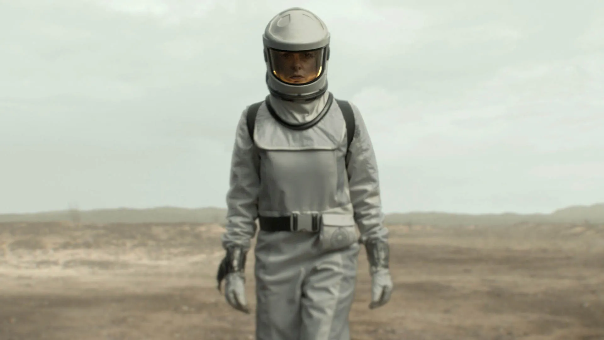 ربکا فرگوسن با لباس مخصوص در فصل سوم سریال Silo