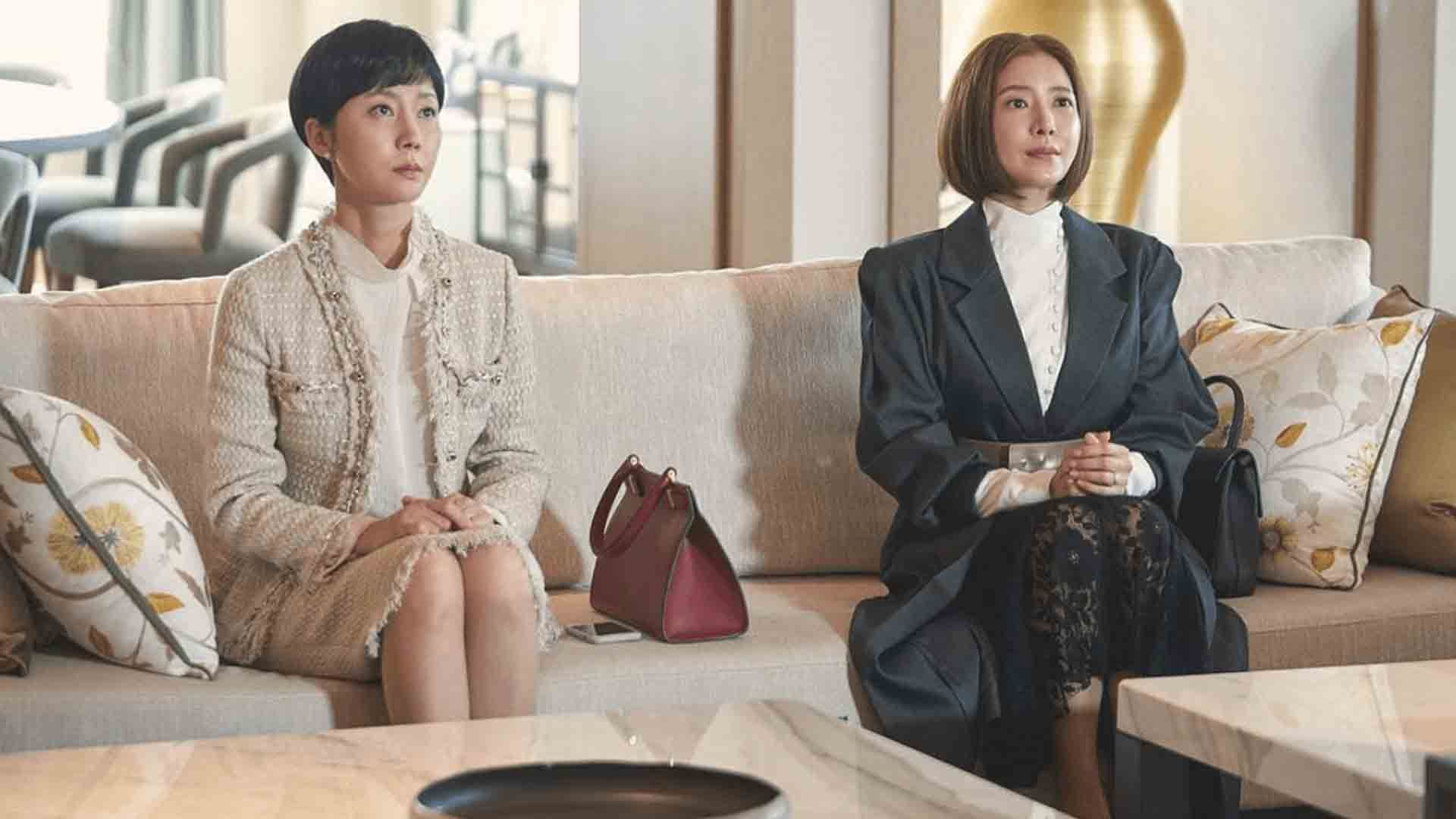 دو شخصیت اصلی زن سریال Sky Castle کنار هم نشسته‌اند