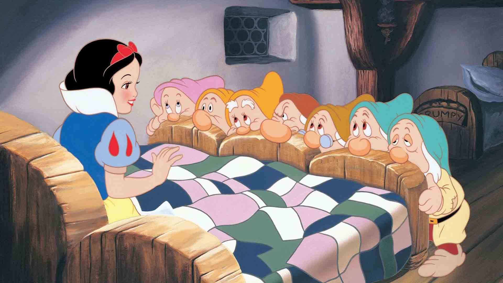 سفید برفی جلوی هفت کوتوله در انیمیشن Snow White And The Seven Dwarfs