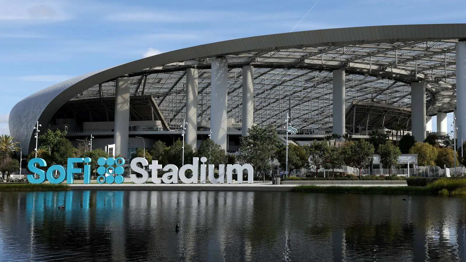 ورزشگاه سوفی (SoFi Stadium) در شهر اینگلوود کالیفرنیا با تابلوی بزرگ نام ورزشگاه