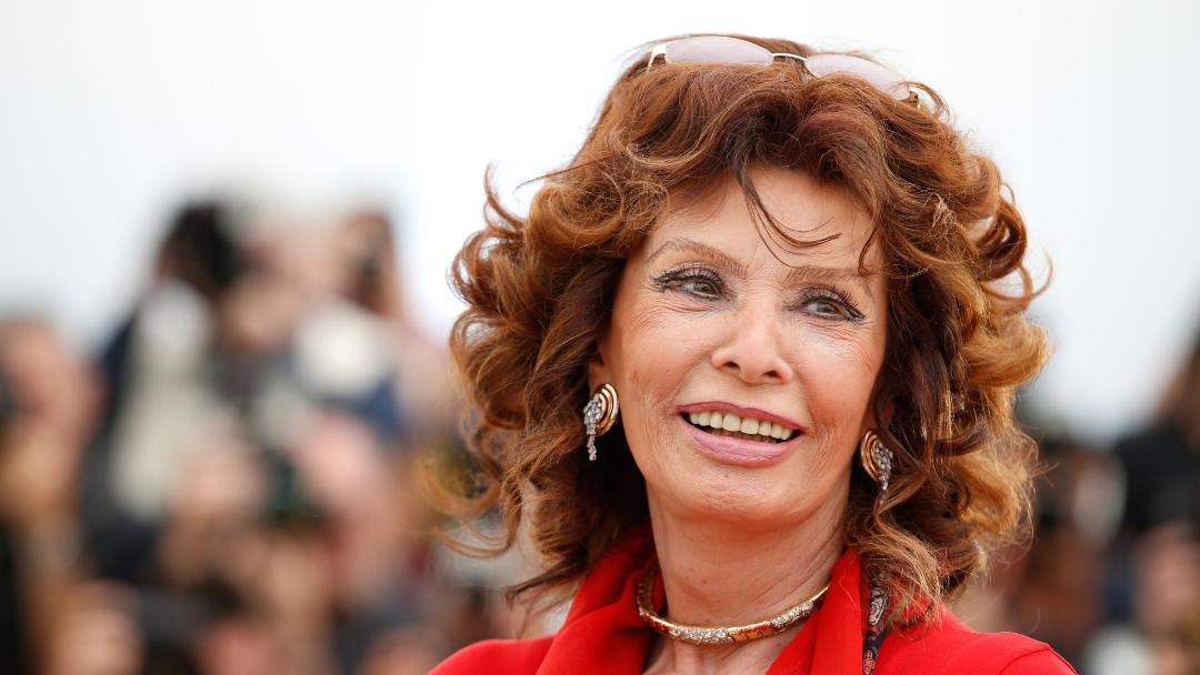 سوفیا لورن (Sophia Loren) با موهای قهوه‌ای و آرایش کلاسیک در یک مراسم رسمی