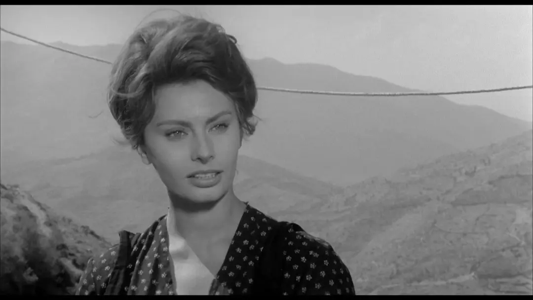 سوفیا لورن (Sophia Loren) در یک فضای باز کوهستانی