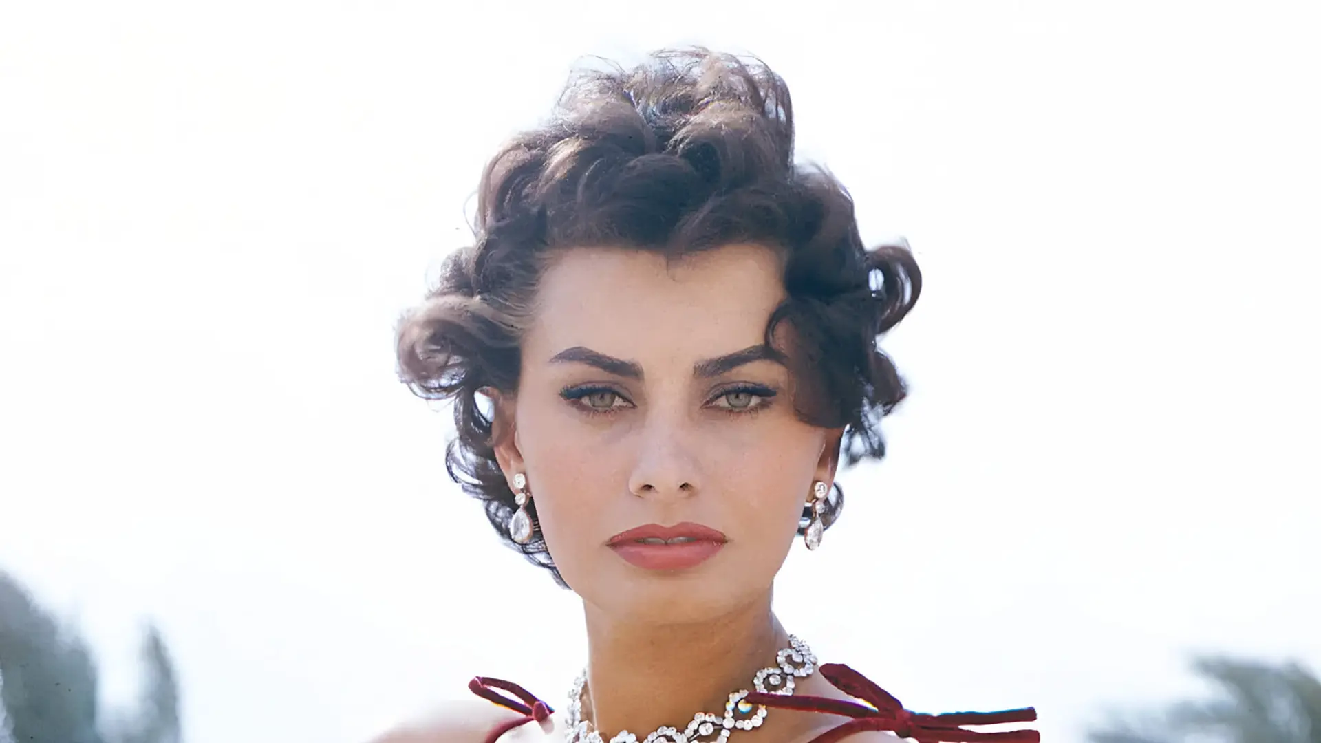 چهره سوفیا لورن (Sophia Loren) با موهای حالت‌دار و جواهرات درخشان