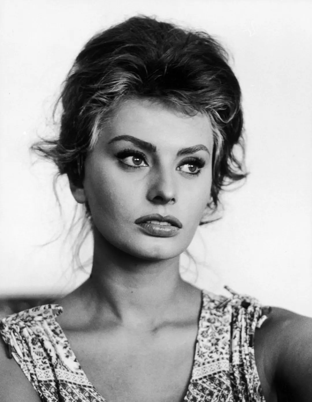 سوفیا لورن (Sophia Loren) با نگاهی خیره به دوربین