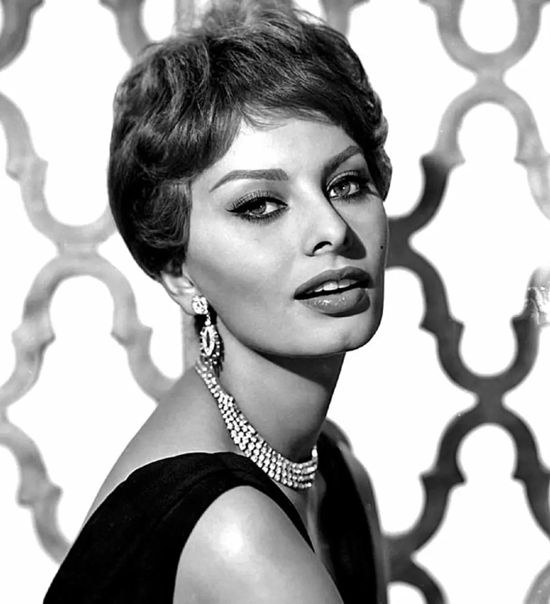 سوفیا لورن (Sophia Loren) با جواهرات درخشان و آرایش کلاسیک