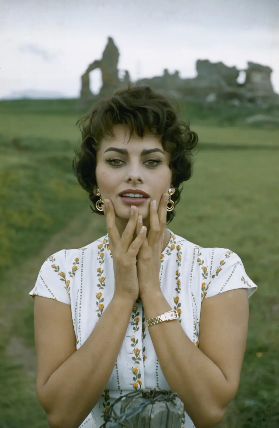 سوفیا لورن (Sophia Loren) با پیراهن گل‌دار در یک فضای باز