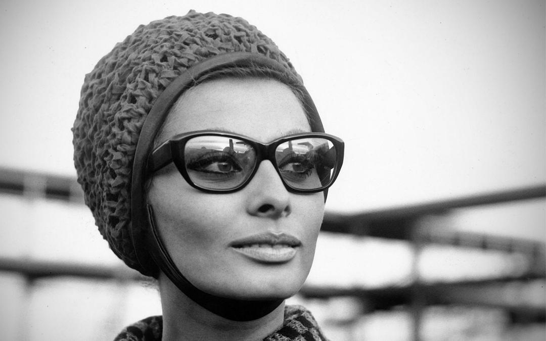 سوفیا لورن (Sophia Loren) با کلاه بافتنی و عینک آفتابی بزرگ