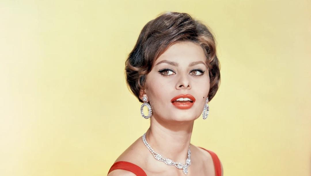 سوفیا لورن (Sophia Loren) با جواهرات درخشان و لباس قرمز