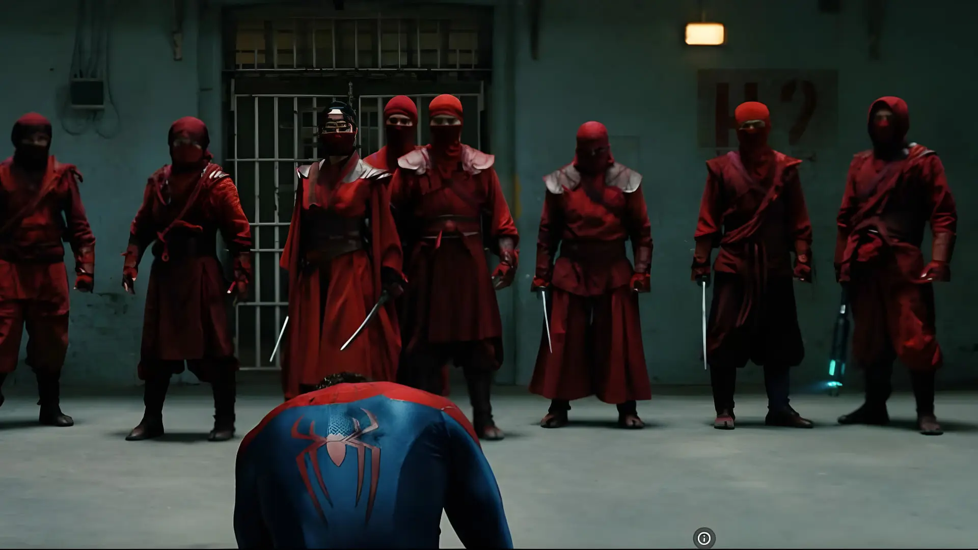 مرد عنکبوتی (Spider-Man) با لباس آبی و قرمز در مقابل گروهی از نیروهای پوشیده در لباس قرمز ایستاده است