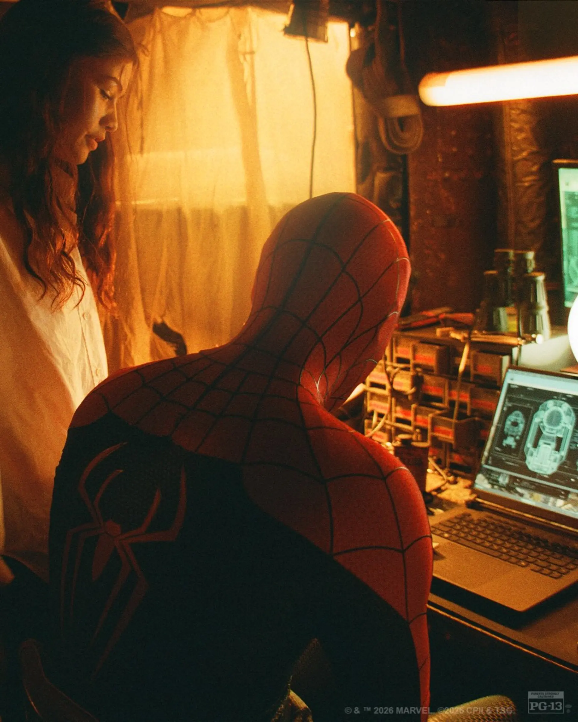 مرد عنکبوتی (Spider-Man) در حال کار با لپتاپ در محیطی با نور گرم
