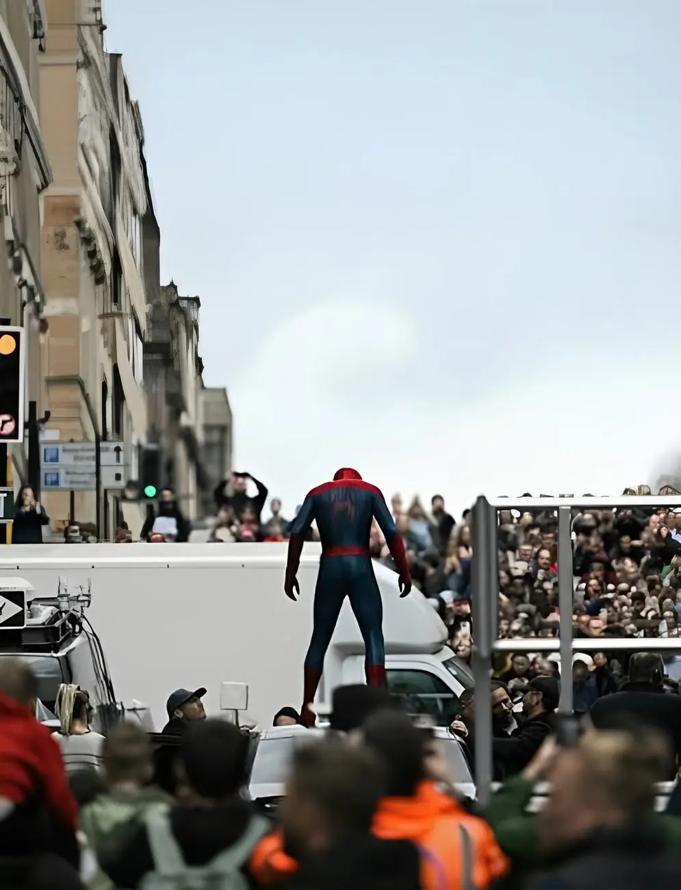 لباس مرد عنکبوتی (Spider-Man) بازیگر تام هالند روی سقف خودرو در صحنه فیلم‌برداری