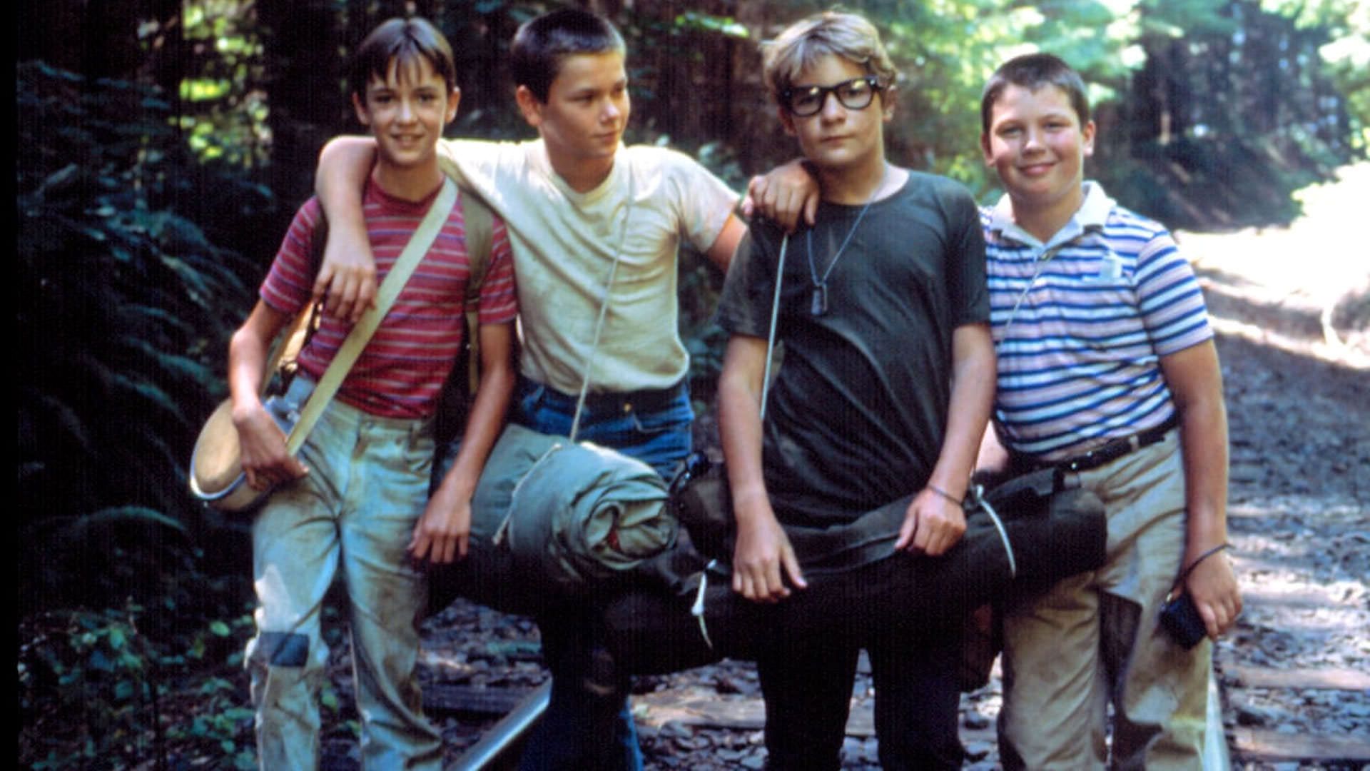 چهار پسر نوجوان در جنگل سفر می‌کنند در نمایی از فیلم کنارم بمان راب راینر