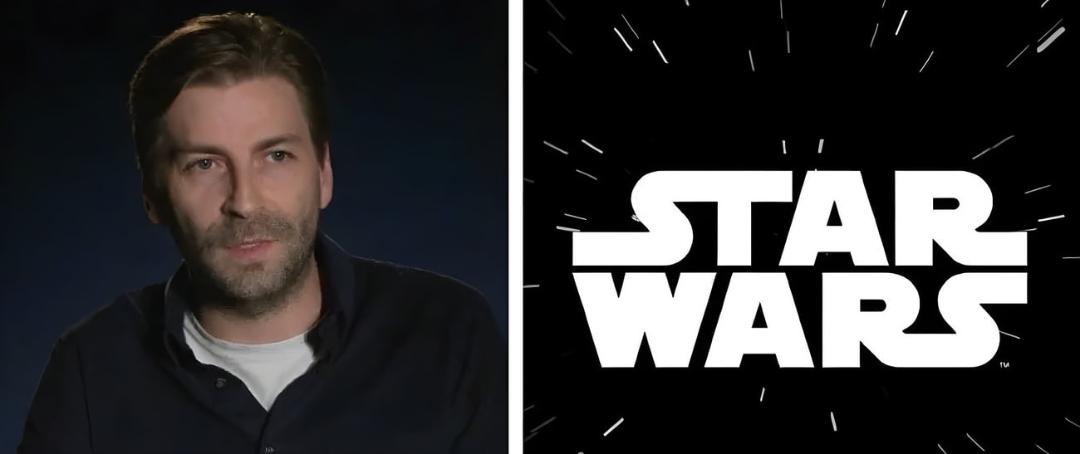 جان واتس در مقابل لوگوی جنگ ستارگان (Star Wars)