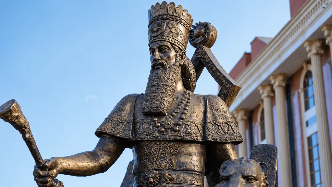 مجسمه برنزی کوروش کبیر (Cyrus the Great) با تاج و عصا