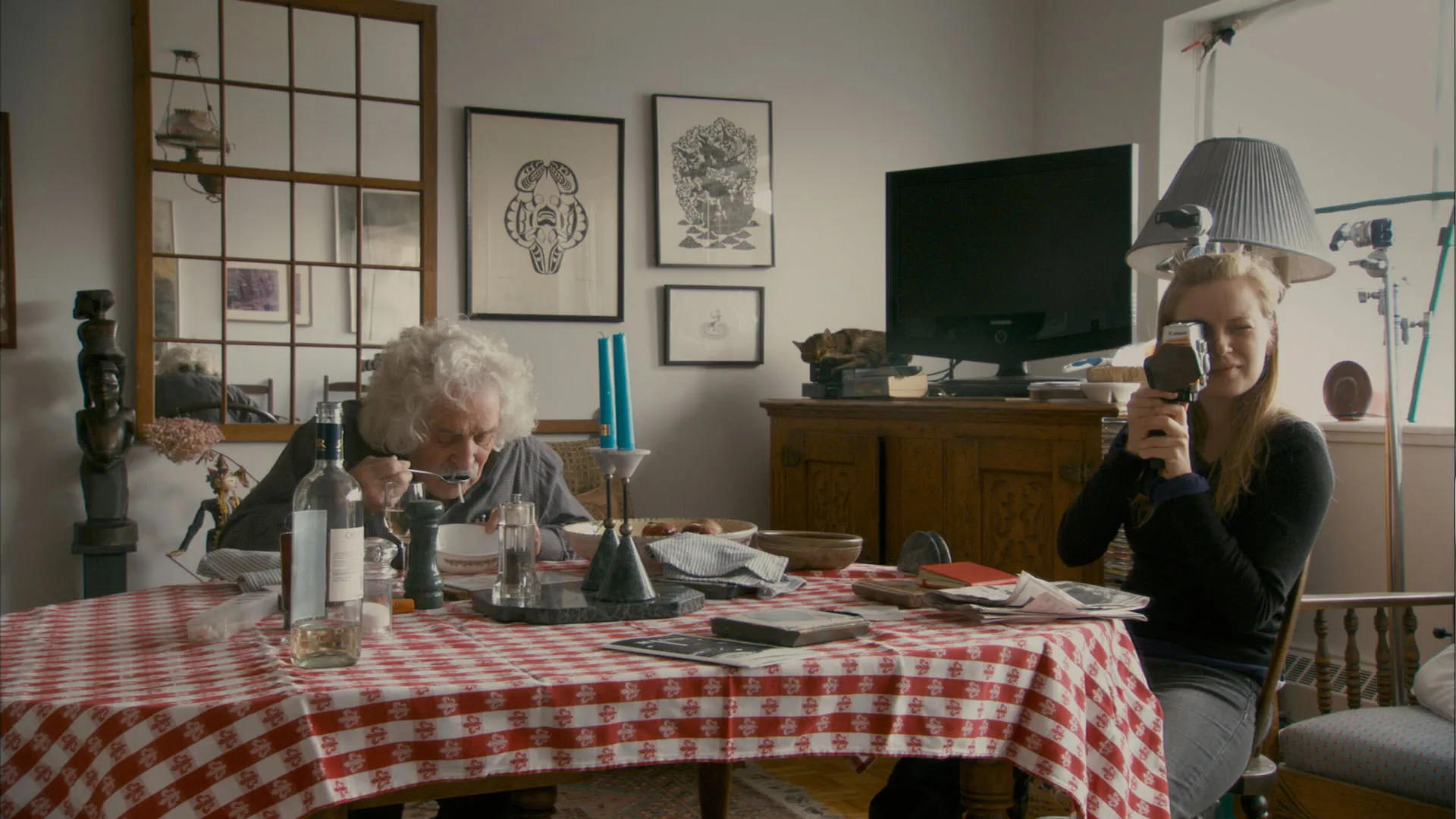 سارا پلی دوربینی را به سمت دوربین گرفته است در نمایی از مستند داستان‌هایی که می‌گوییم به کارگردانی سارا پلی