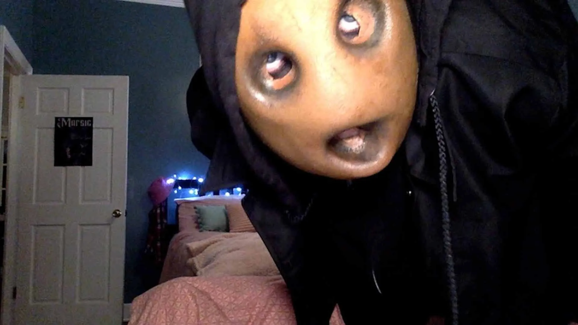 مردی با ماسکی عجیب و غریب در فیلم Strange Harvest