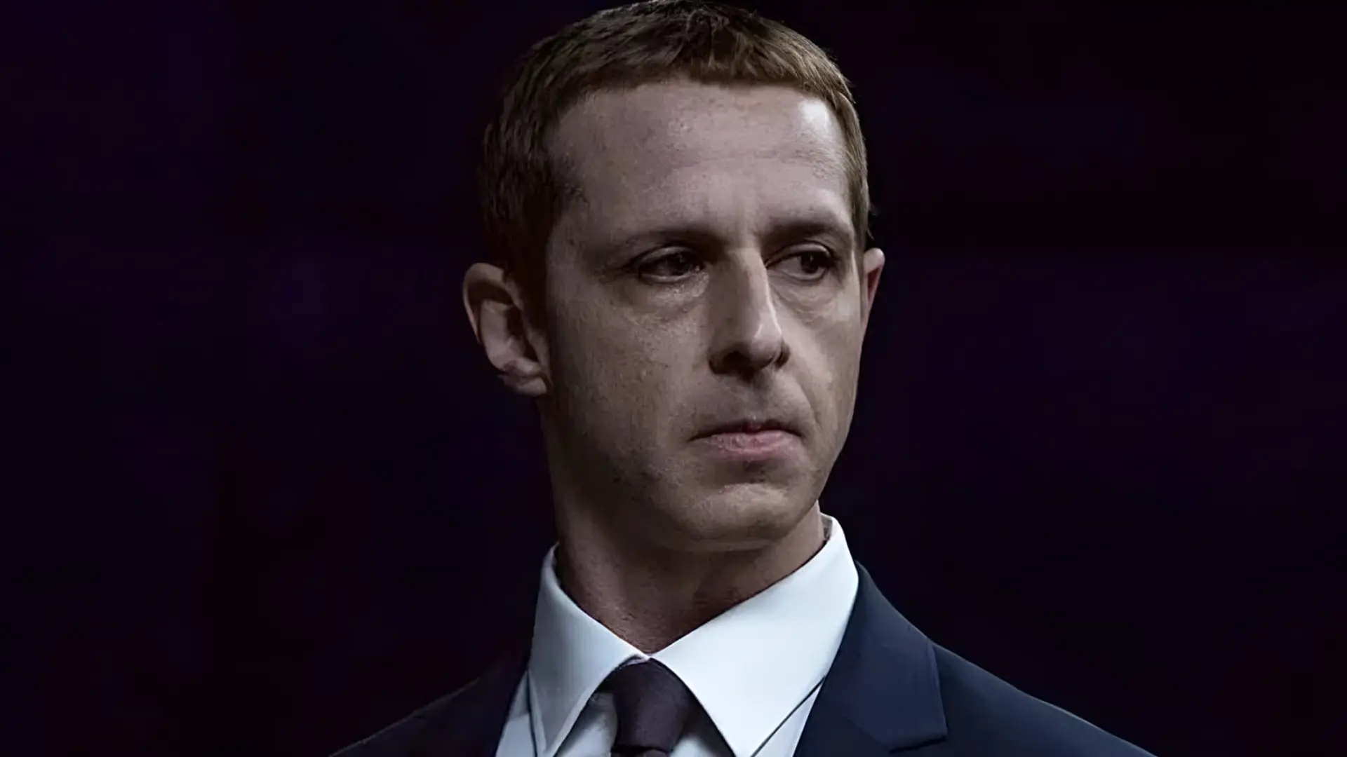 بازیگر سریال Succession (Succession) در نقش مارک زاکربرگ (Mark Zuckerberg) با کت و پیراهن سفید