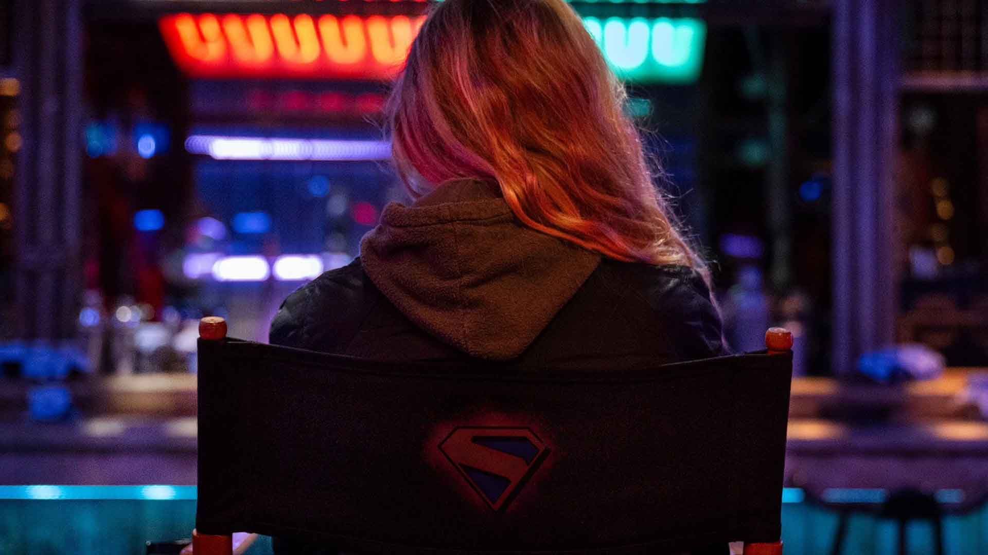 میلی آلکاک روی صندلی مخصوص سوپرگرل در فیلم Supergirl