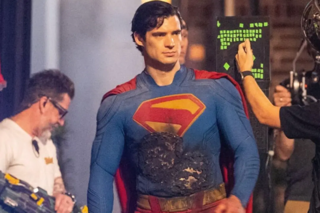 دیوید کورنسوت و لباس سوپرمن (Superman) با نشان معروف روی سینه