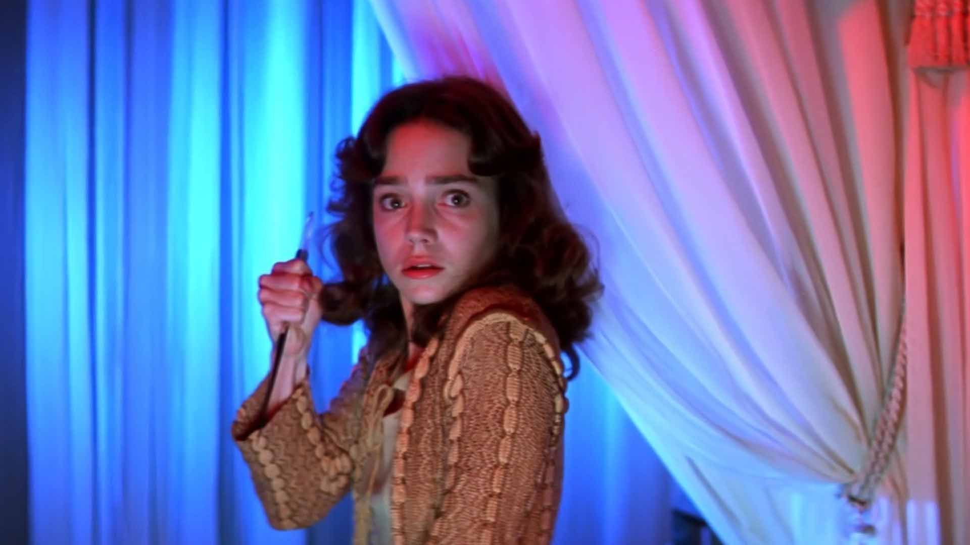 جسیکا هارپر ترسیده با یک چاقو در فیلم Suspiria