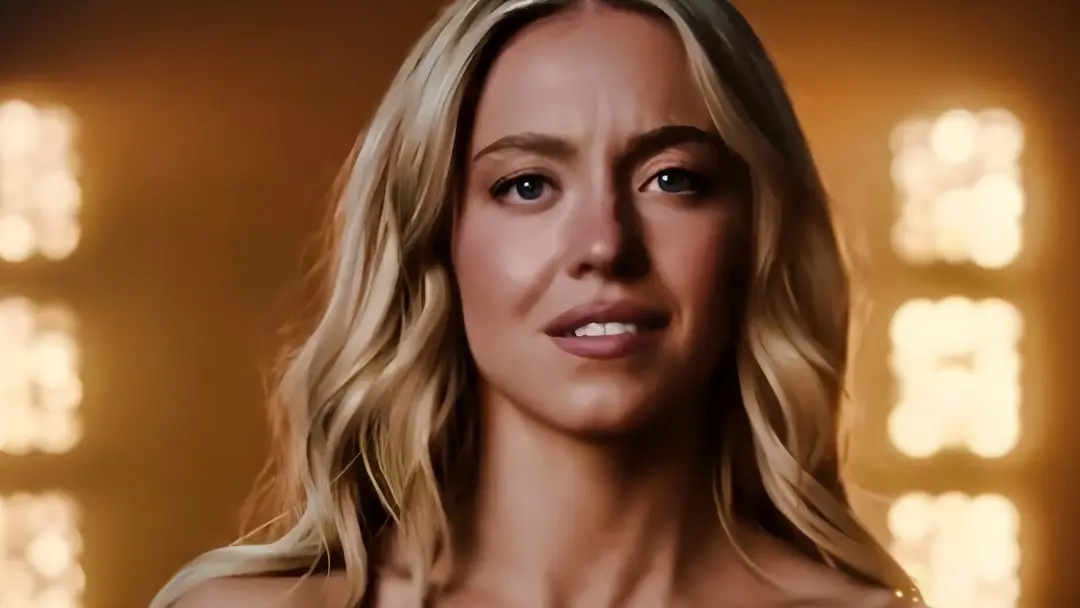 چهره بازیگر آمریکایی سیدنی سوئینی (Sydney Sweeney) با موهای بلوند