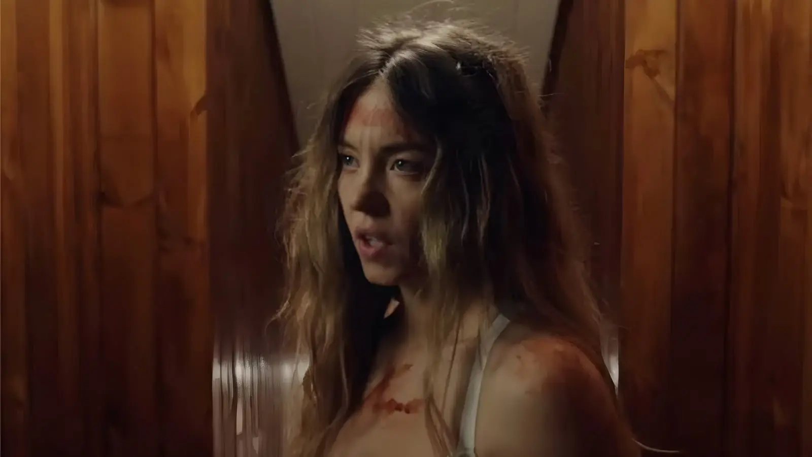 سیدنی سوئینی (Sydney Sweeney) با چهره‌ای زخمی در صحنه فیلم خدمتکار