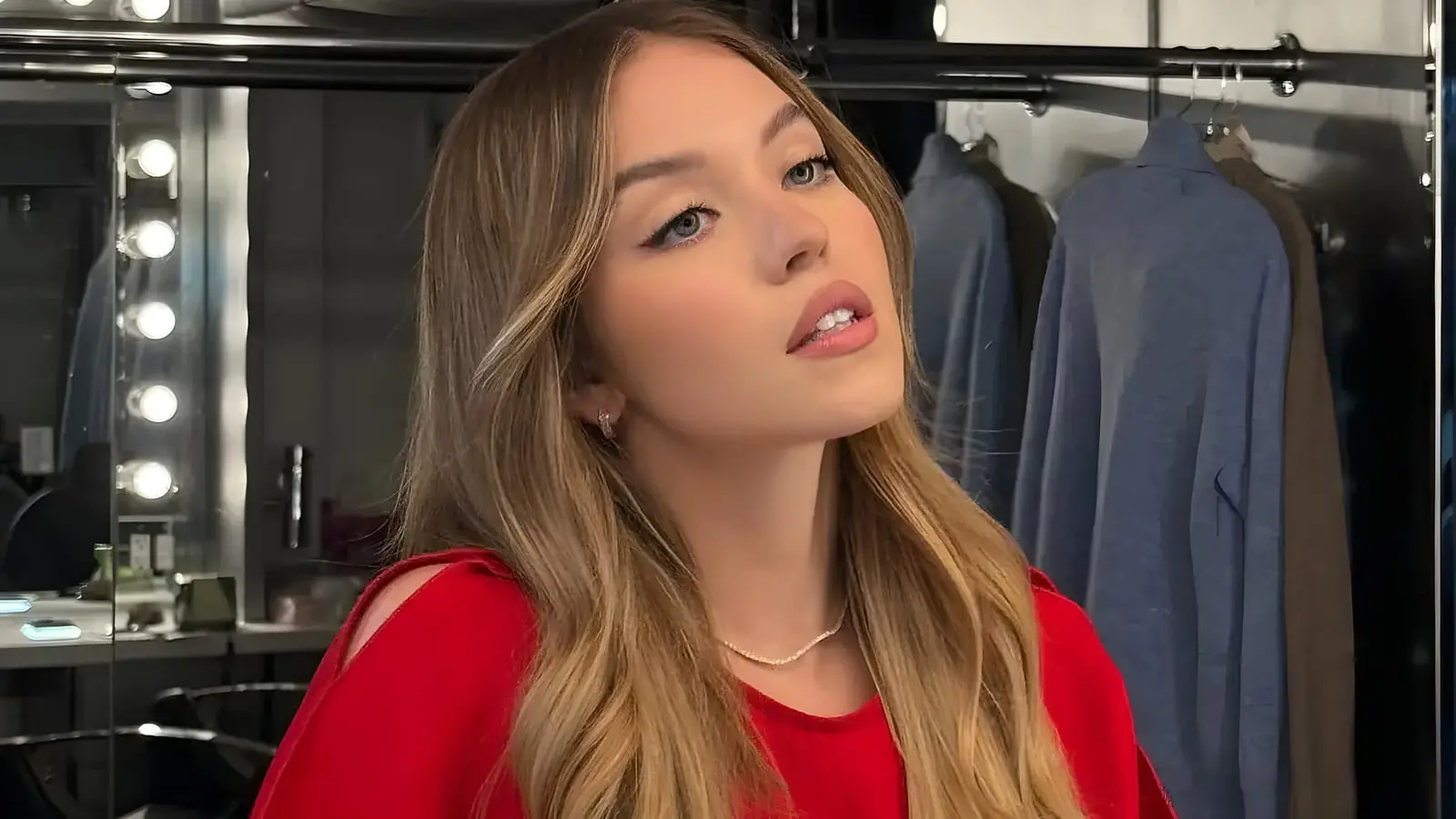 سیدنی سوئینی (Sydney Sweeney) در اتاق گریم فیلم خدمتکار
